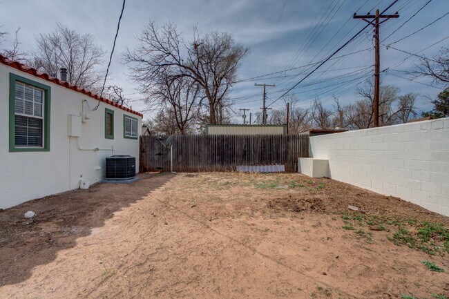 Building Photo - Charming & Private Fully Remodeled Studio Backhouse!