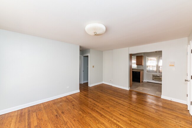 Building Photo - 4540 N Wolcott Ave