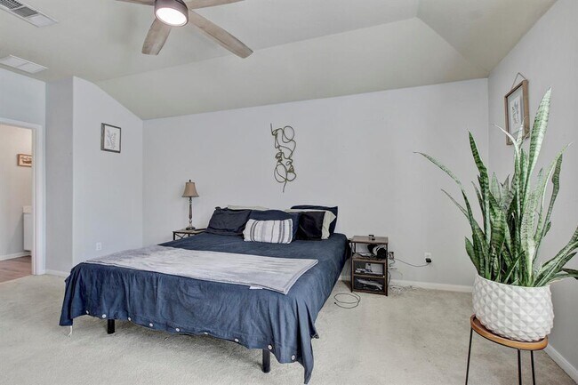 Building Photo - 215 Wildcat Dr