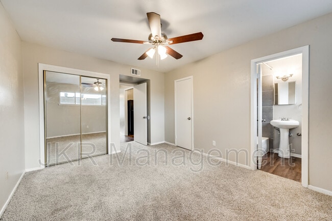 Building Photo - 7102 Glenview Dr