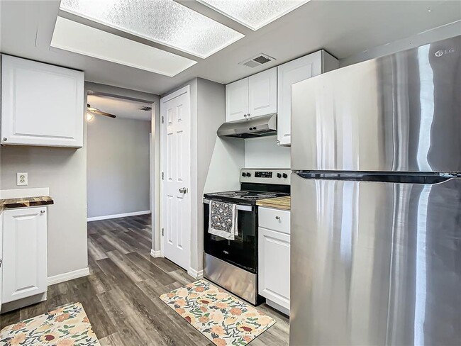 Building Photo - 7801 Rolling Grove Dr W