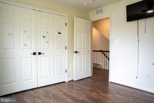 Building Photo - 42243 Canary Grass Square