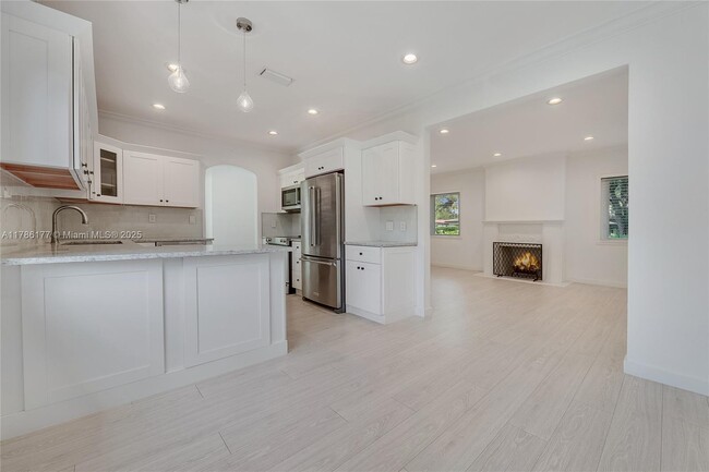 Building Photo - 1524 Zoreta Ave