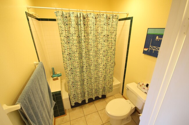 Building Photo - Super Spacious 2-Bedroom 2.5-Bathroom La J...