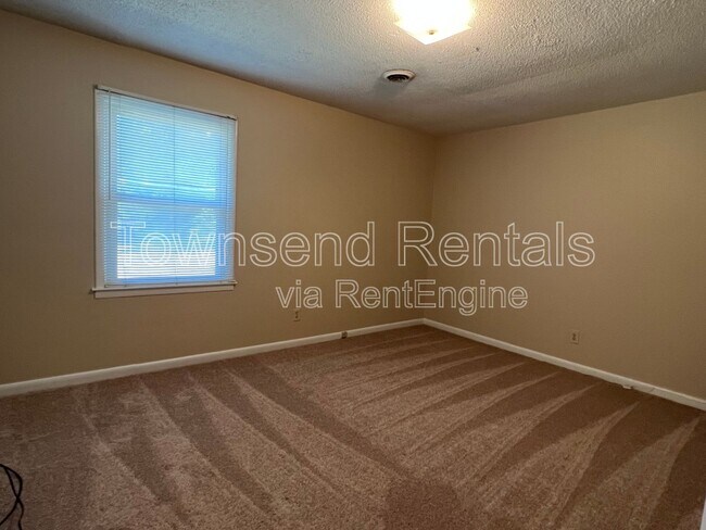 Building Photo - 5675 Livingston Dr