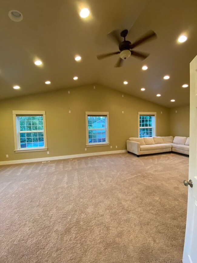 Building Photo - Charming home located in beautiful Orting!