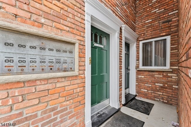 Building Photo - 104 N Beverwyck Rd