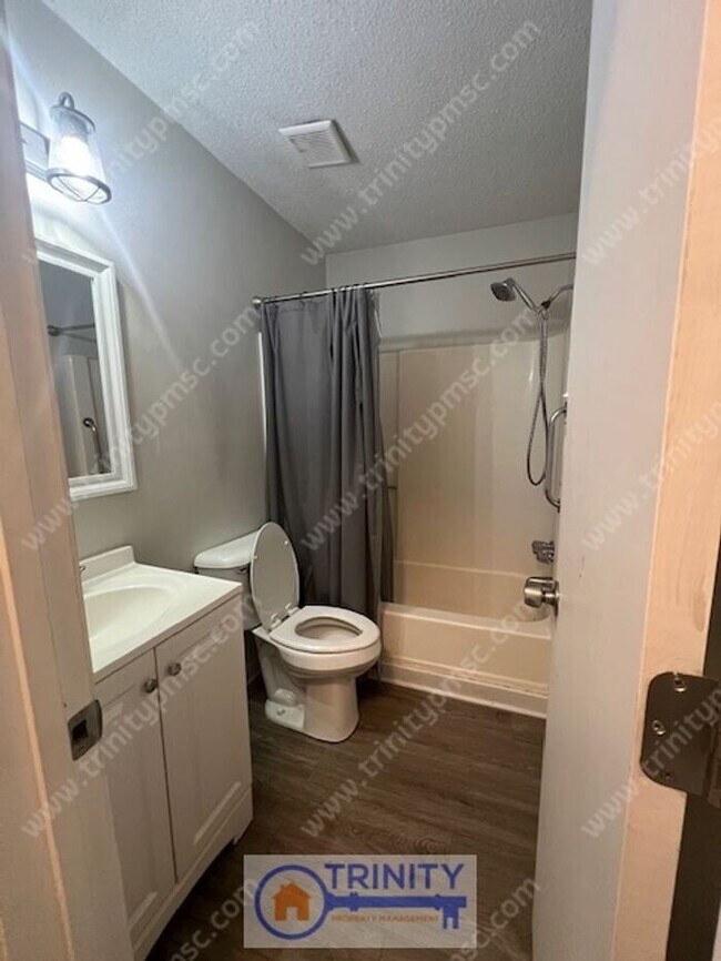 Building Photo - CUTE 3 BED BRICK HOUSE!