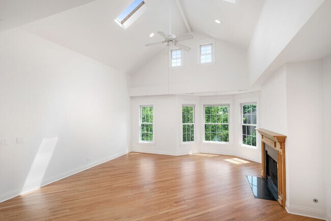 Building Photo - Large 3 BR/3 BA Duplex in the heart of Lincoln Park