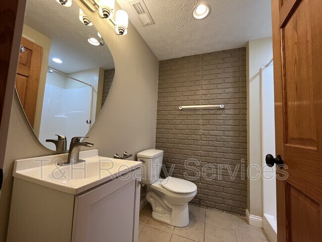 Building Photo - 2059 Ruckle St