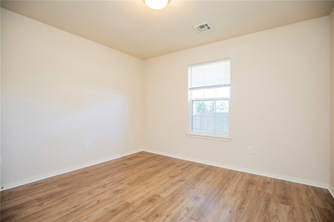 Building Photo - 610 Maplewood Dr
