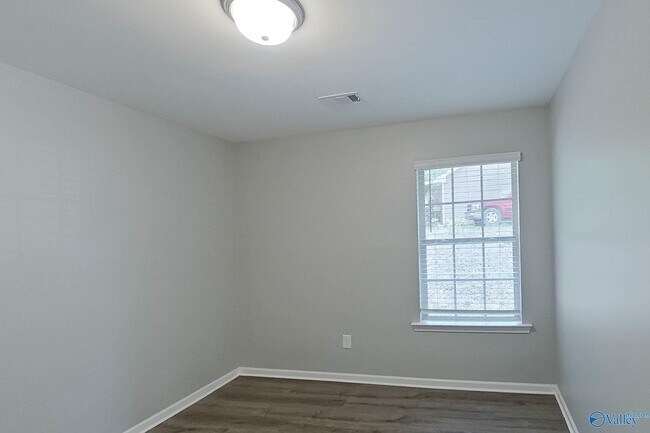 Building Photo - 112 Live Oak Dr