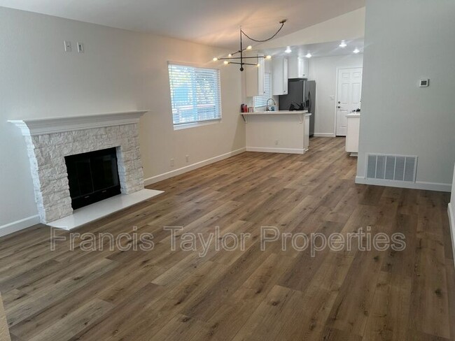 Building Photo - 693 Dane Dr