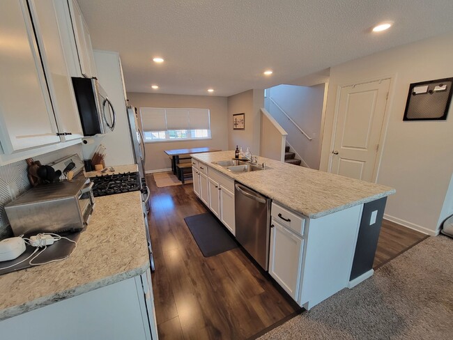 Building Photo - Furnished- Short term lease - Townhome in ...