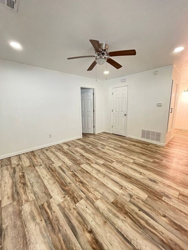 Building Photo - Large 1 Bed 1 Bath Apt in Aurora Add NW OKC