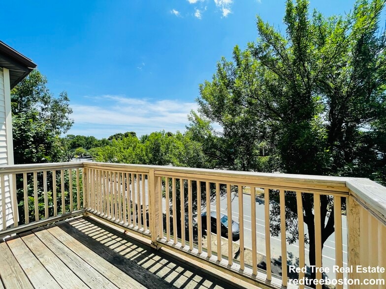 Building Photo - 187 Fellsway W