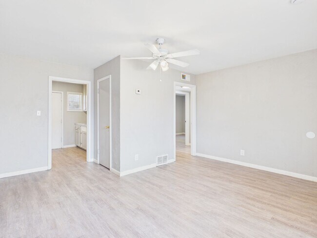 Building Photo - ~ALL BILLS PAID! 2 bedroom Duplex for rent! ~