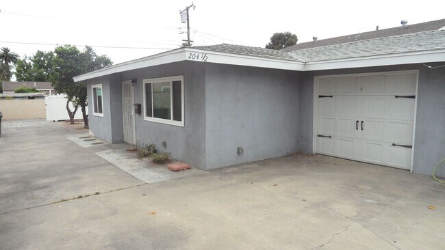 Building Photo - 300 1/2-204 1/2 E Mills Dr