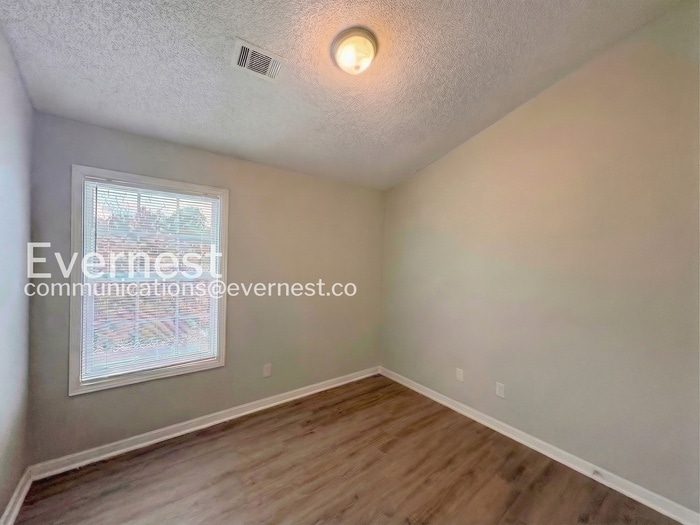 Building Photo - 8665 Thomas Rd