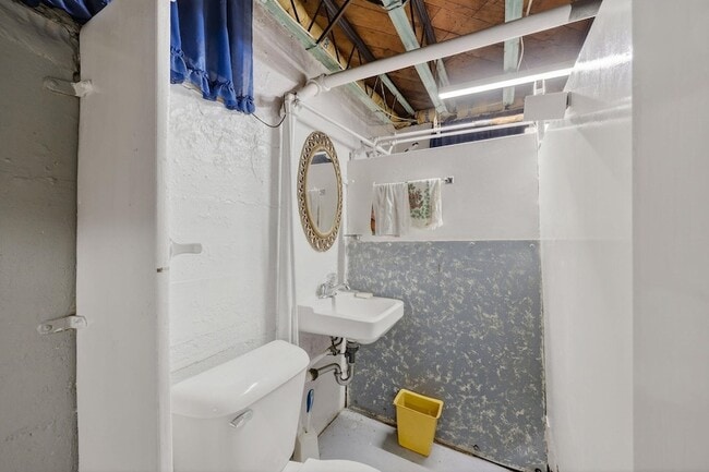 Building Photo - 514 W Lakeside St