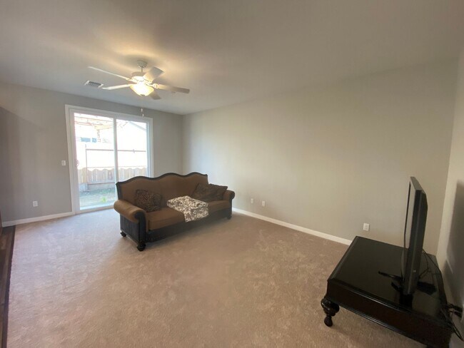 Building Photo - Like Brand New 3 Bed 2 Bath Home FOR RENT!