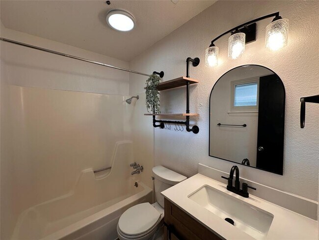 Building Photo - 8617 Putnam Dr