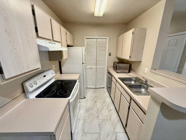 Building Photo - 4332 S Kirkman Rd