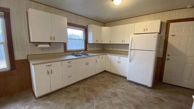 Building Photo - 3 Bedroom, 1 Bathroom Home Close to Fort L...