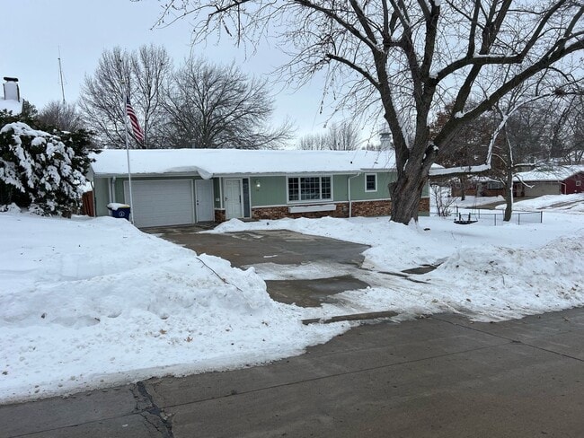 Building Photo - Rent $1850; 4 Bed ranch style home