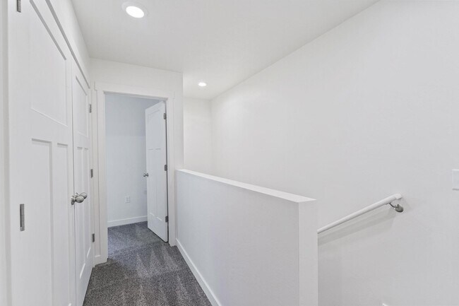 Building Photo - 14888 S Sliding Rock Way