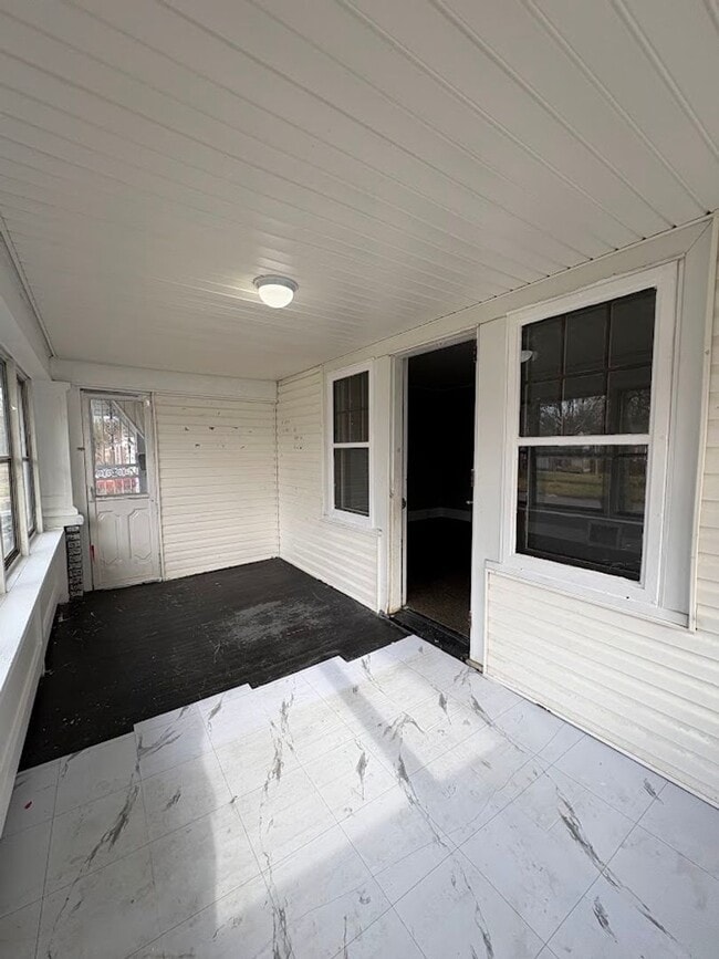 Building Photo - Large 4 bedrooms 1 full bathroom home for rent