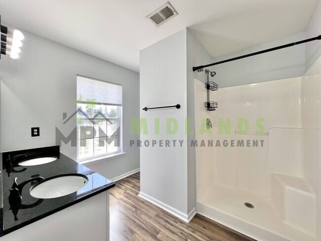 Building Photo - 492 Denman Loop