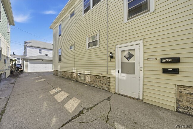 Building Photo - 226 Tacoma Ave