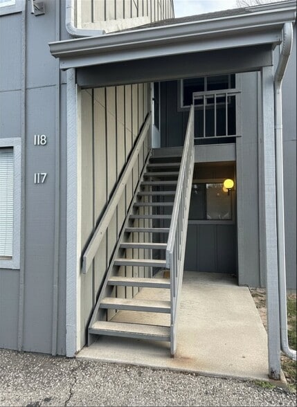 Building Photo - 809 E Drake Rd