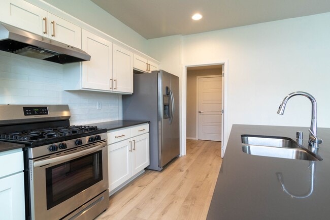 Building Photo - ***Coming Soon June 1st, 2026***Modern 4 bed 2.5 bath near the Fairways Golf Course, Amazon and F...