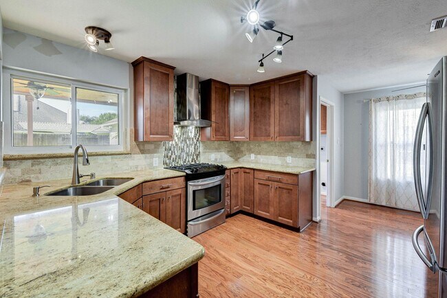 Building Photo - Stunning 4-Bedroom, 2.5-Bathroom Home with...