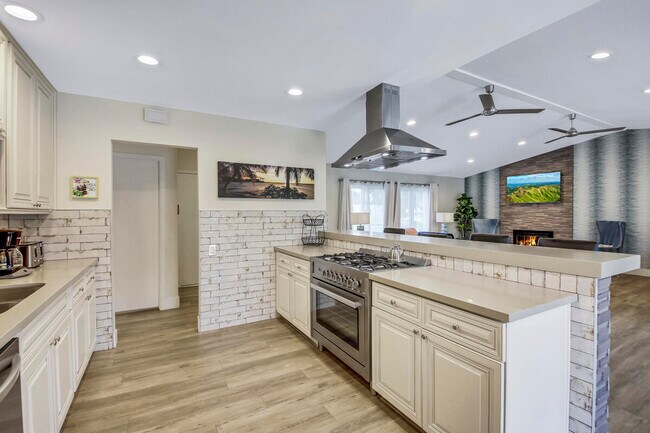 Building Photo - 2230 Tamarisk Rd