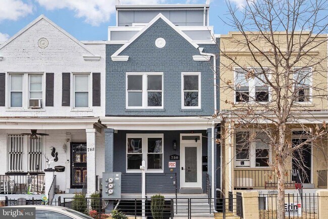 Building Photo - 750 19th St NE