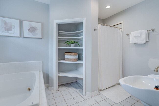 Building Photo - Midtown Rental in Forest Hills