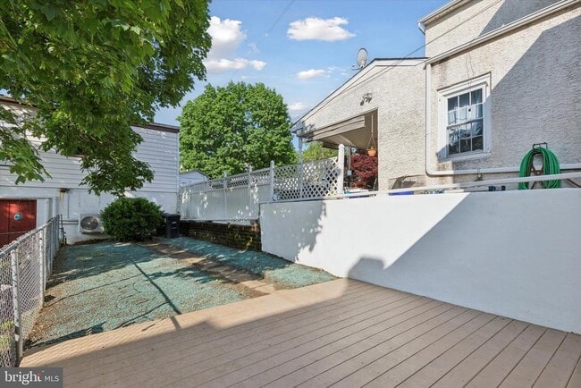 Building Photo - 247 E 6th Ave