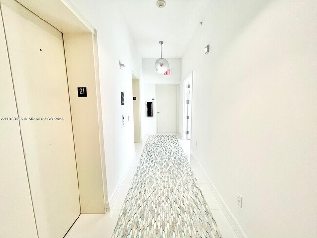 Building Photo - 2020 N Bayshore Dr