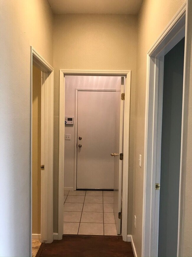 Building Photo - 3 Bedroom 2 Bathroom Home In Southwest Visalia with a Pool and SOLAR!