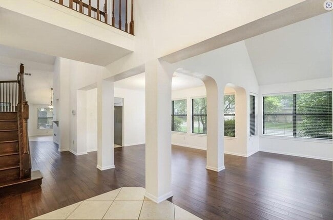 Building Photo - 306 Applewood Dr
