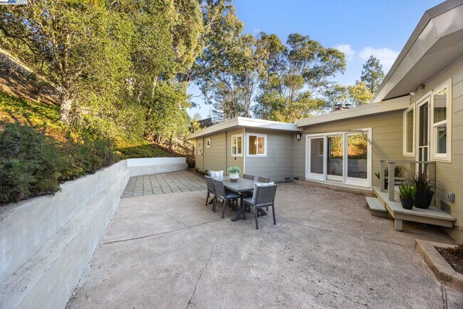 Building Photo - 1530 Reliez Valley Rd