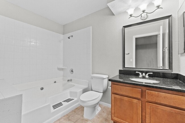 Building Photo - Stunning 3 bedrooms 2 full bathrooms first...