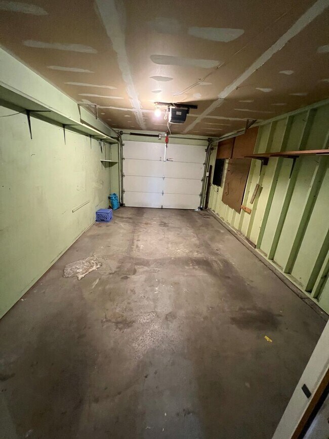 Building Photo - 3 Bedroom, 1.5 Bath Townhome W/ Attached S...