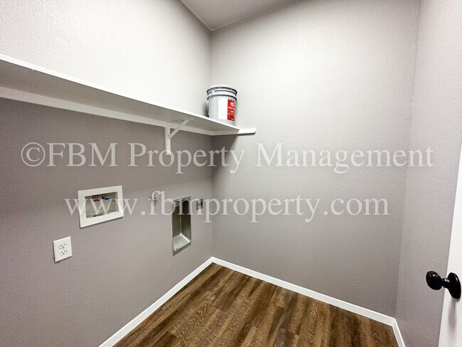 Building Photo - 427 Jannie St