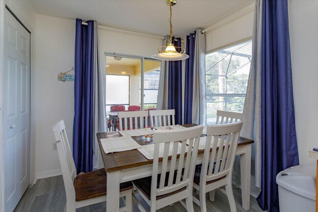 Building Photo - Call Ed for showings (352) 217-0284