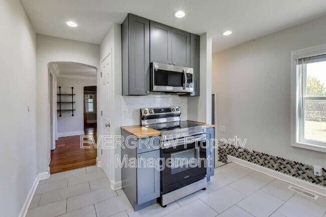 Building Photo - 321 Albany St