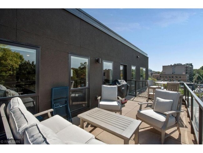 Building Photo - 2810 W 43rd St